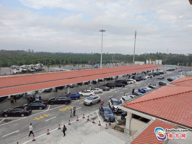 雨天停車不煩心！新墟服務區117個“貼心車位”與保安服務溫暖人心